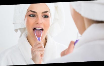 Ein Zungenschaber soll Mundgeruch vorbeugen und die Zahnhygiene verbessern